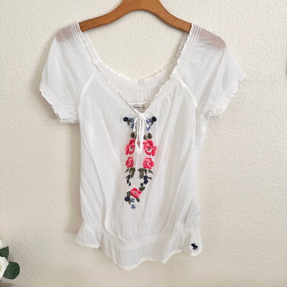 🤍 Abercrombie & Fitch floral embroidery